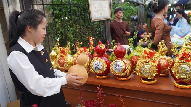 Bất ngờ với thị trường Tết sớm ở TPHCM - Ảnh 2