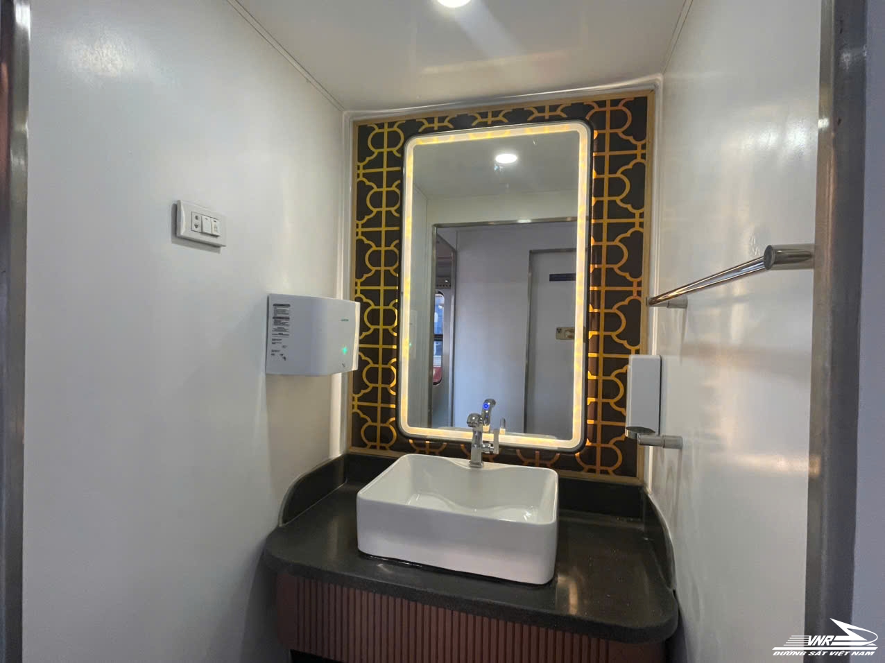 Việt Nam vừa có thêm 11 toa tàu cực xịn hơn 25 tỷ đồng: Ghế xoay 180 độ, màn hình LCD, gương cảm ứng - Ảnh 8