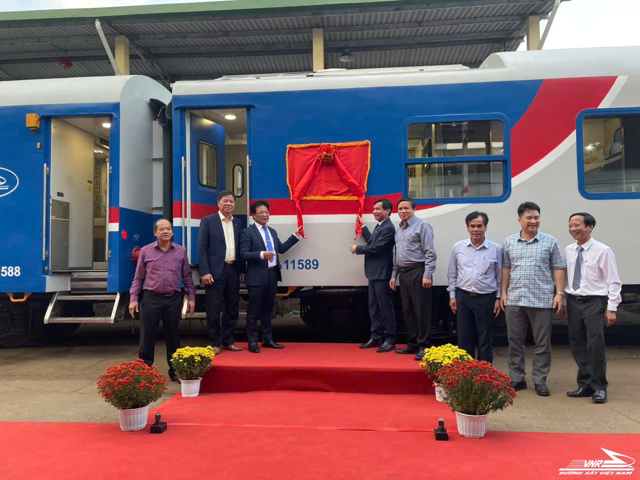 Việt Nam vừa có thêm 11 toa tàu cực xịn hơn 25 tỷ đồng: Ghế xoay 180 độ, màn hình LCD, gương cảm ứng - Ảnh 1