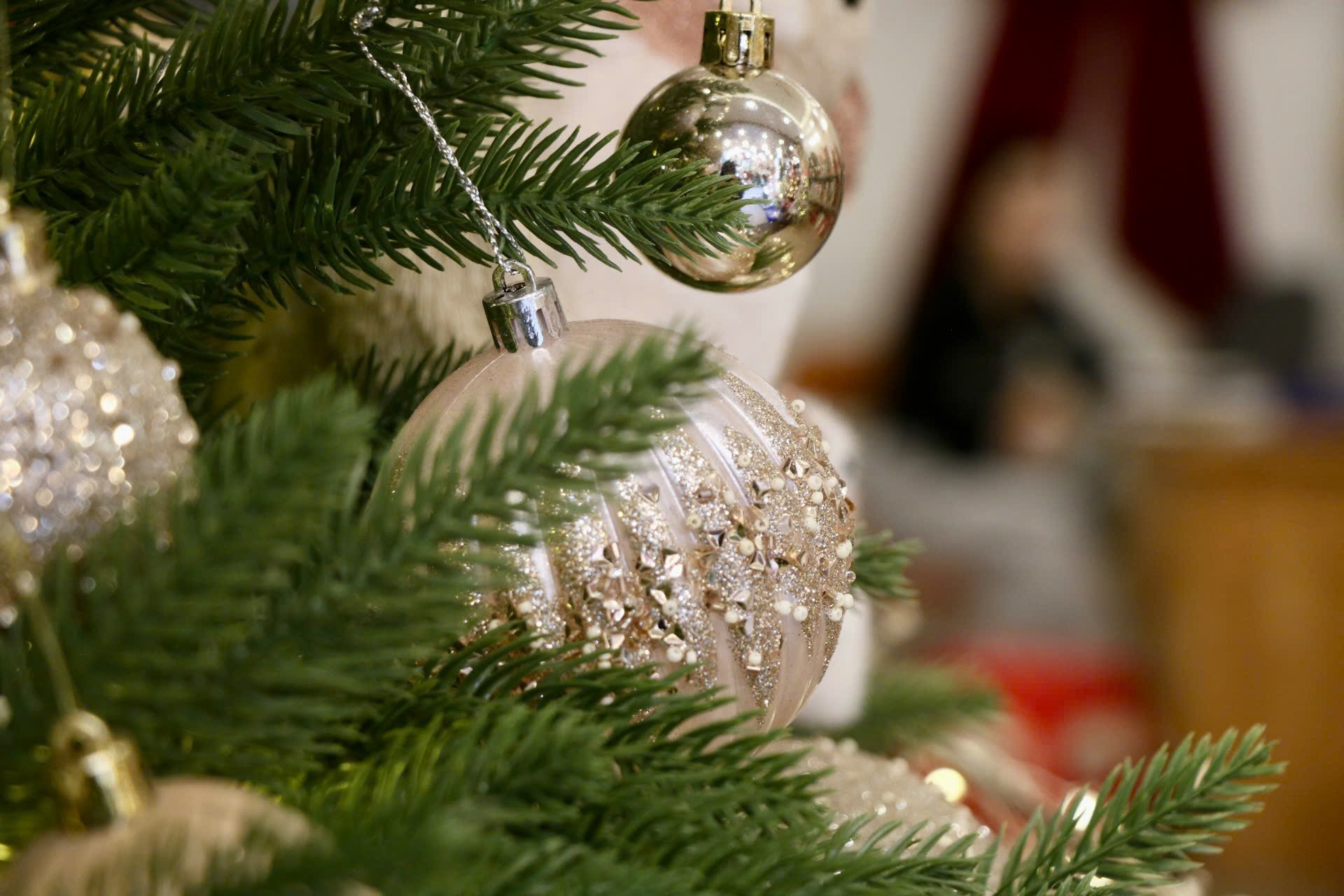 Thị trường Noel Hà Nội: Sản phẩm đa dạng, người mua cầm chừng - Ảnh 8