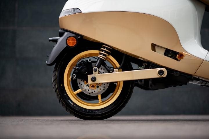 Ngắm chiếc xe tay ga được dát vàng thật 24k, có tiền cũng khó mua được - Ảnh 8