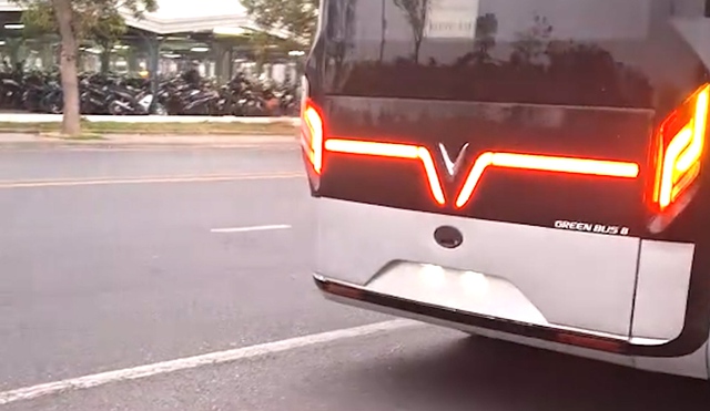 Xe buýt điện lạ của VinFast chạy trong nhà máy: Chưa từng xuất hiện trước đây, sắp ra mắt? - Ảnh 2