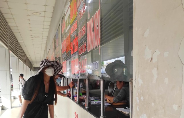 Vé tàu hết sớm, vé máy bay khan hiếm lúc cao điểm - Ảnh 1