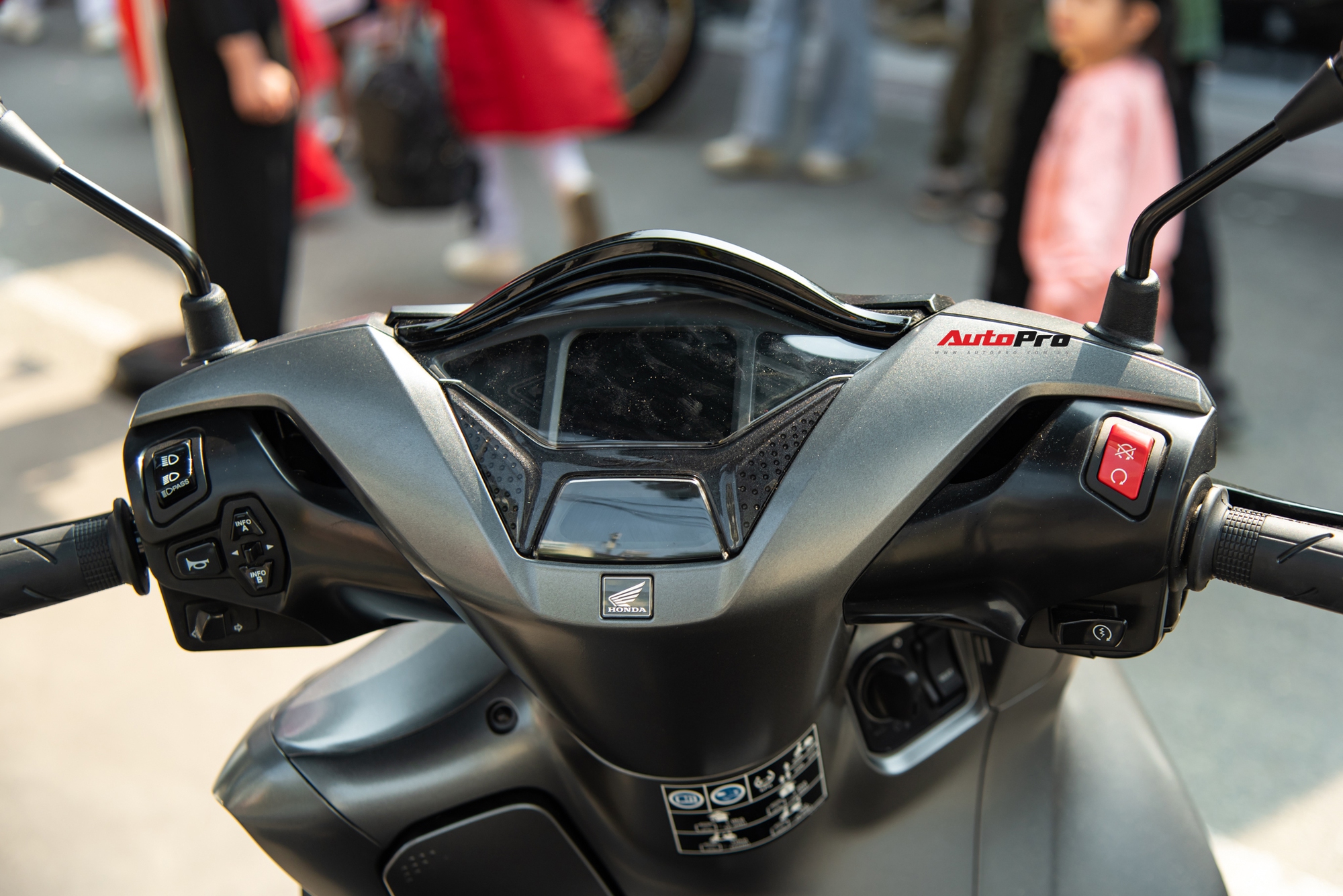 Ảnh thực tế Honda SH 350i 2025 giá gần 153 triệu đồng: Thiết kế tinh chỉnh, thêm tiện ích mà nhiều người thích - Ảnh 9