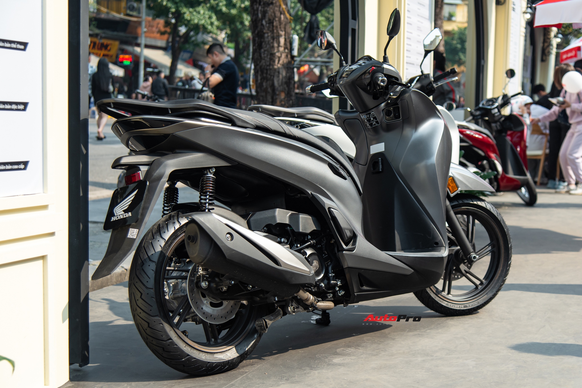 Ảnh thực tế Honda SH 350i 2025 giá gần 153 triệu đồng: Thiết kế tinh chỉnh, thêm tiện ích mà nhiều người thích - Ảnh 2