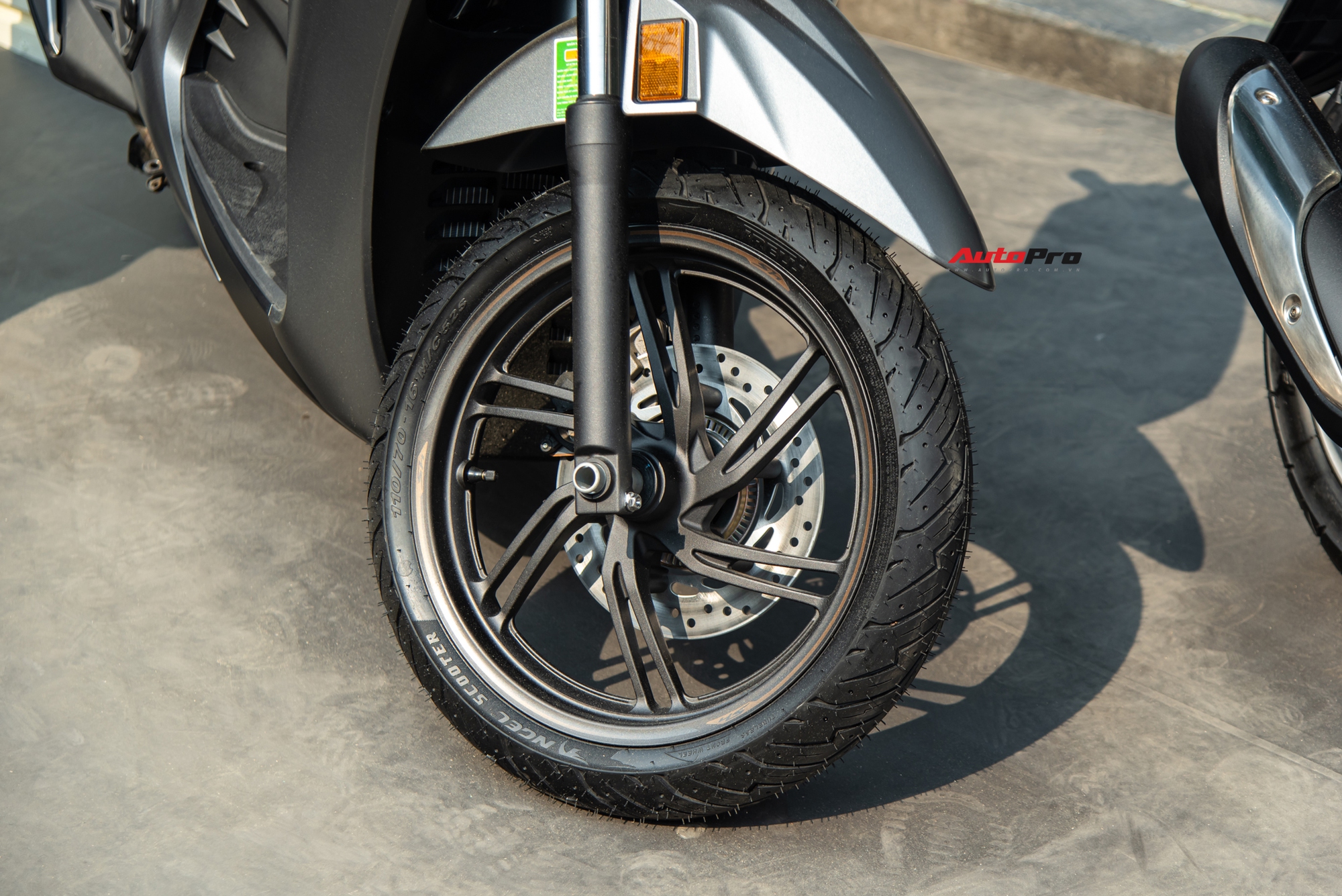 Ảnh thực tế Honda SH 350i 2025 giá gần 153 triệu đồng: Thiết kế tinh chỉnh, thêm tiện ích mà nhiều người thích - Ảnh 5