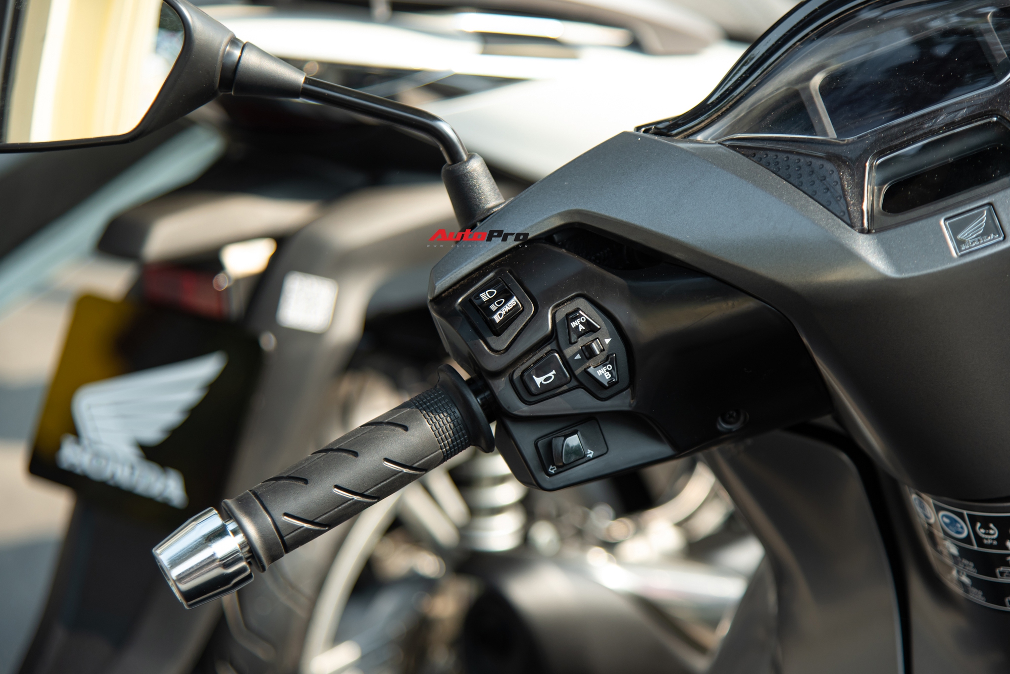 Ảnh thực tế Honda SH 350i 2025 giá gần 153 triệu đồng: Thiết kế tinh chỉnh, thêm tiện ích mà nhiều người thích - Ảnh 10