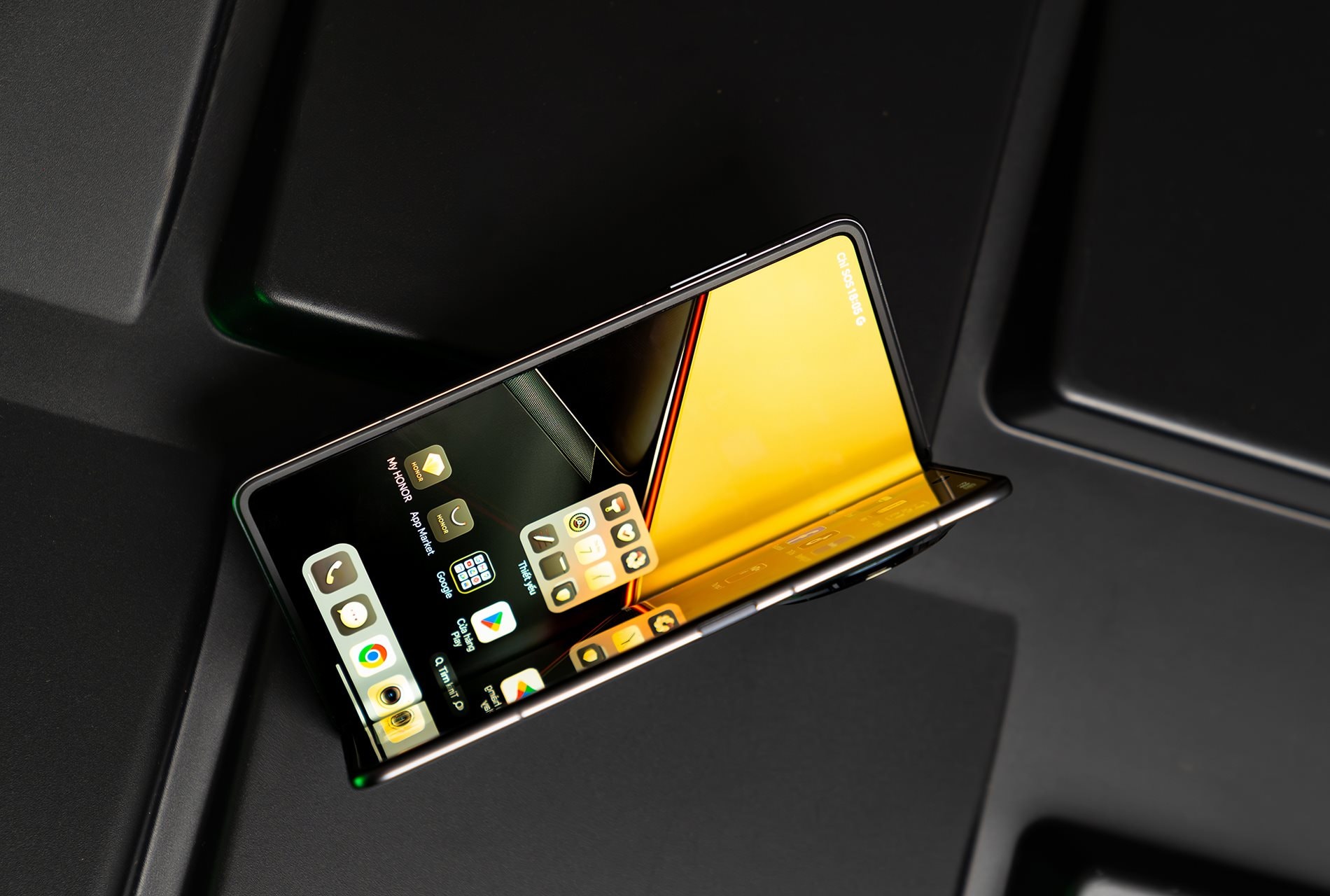 Smartphone gập mỏng nhất thế giới về Việt Nam: Giá 40 triệu, đấu thẳng căng với Samsung Galaxy Z Fold5 - Ảnh 1