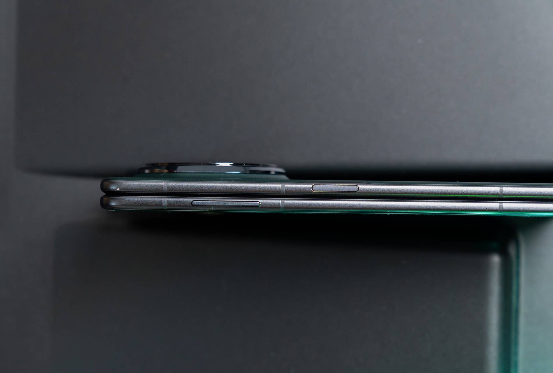 Smartphone gập mỏng nhất thế giới về Việt Nam: Giá 40 triệu, đấu thẳng căng với Samsung Galaxy Z Fold5 - Ảnh 2