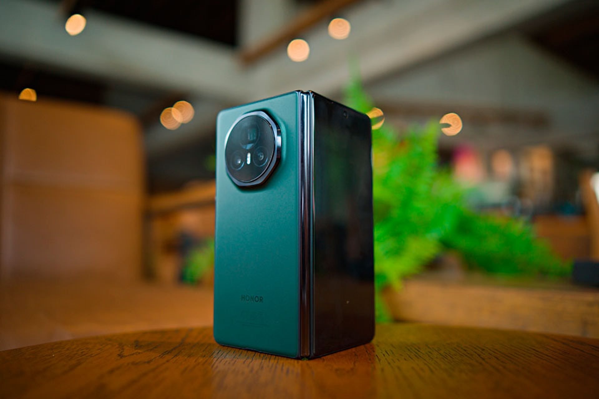 Điện thoại nắp gập mỏng nhất thế giới, khiến "con cưng" của Samsung phải "nể", khách Việt ào ào chốt đơn - Ảnh 1