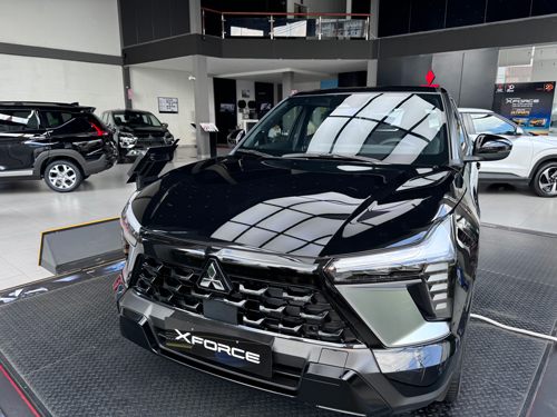 Doanh nghiệp ô tô đua nhau "đi buôn" - Ảnh 1