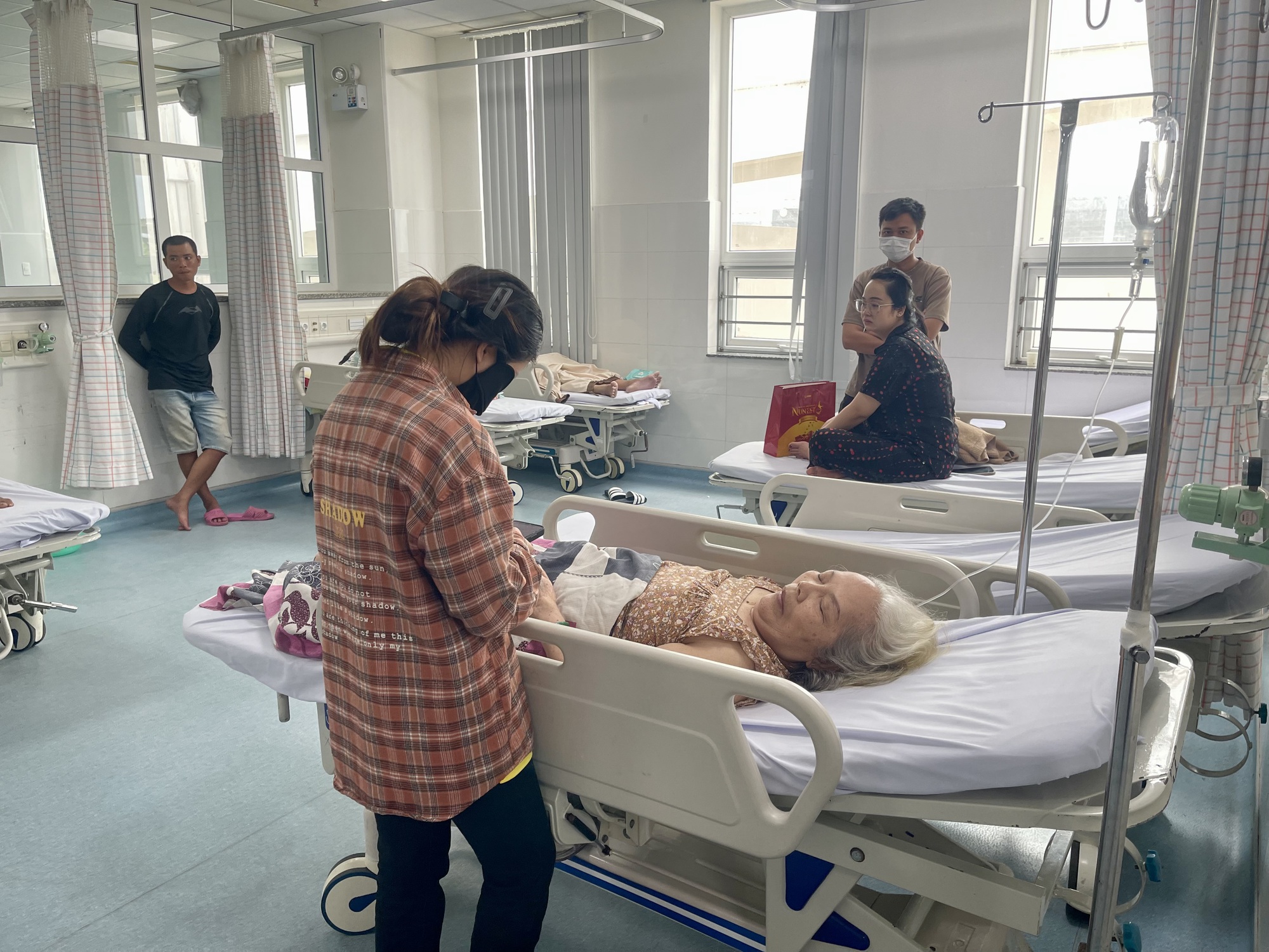 Vụ hàng trăm người ngộ độc: Bánh mì - xôi Cô Ba Bến Đình phải chịu trách nhiệm nhiều mặt - Ảnh 2