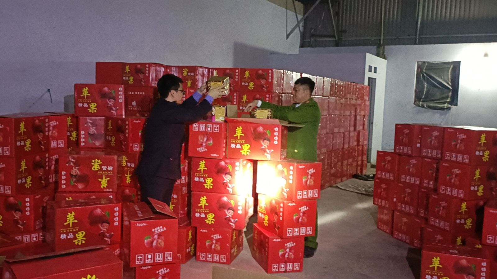 Đột kích kho hàng chứa hàng trăm thùng giấy đỏ in hình quả táo, công an phát hiện "bí mật khủng" ở Bắc Giang - Ảnh 1