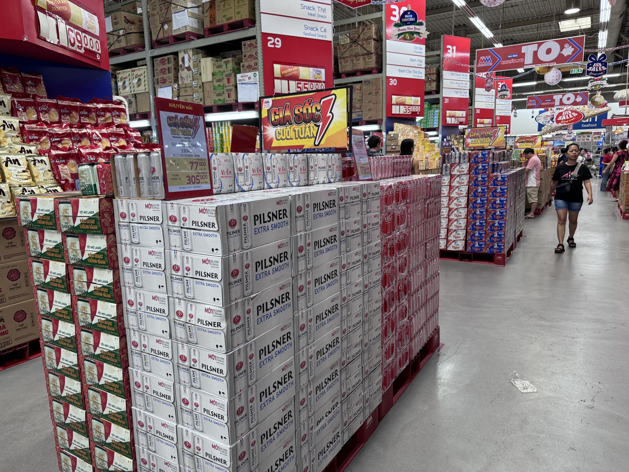 Bia Tết bất ngờ giảm giá sớm, nhiều nơi chất hàng thành “núi” - Ảnh 1