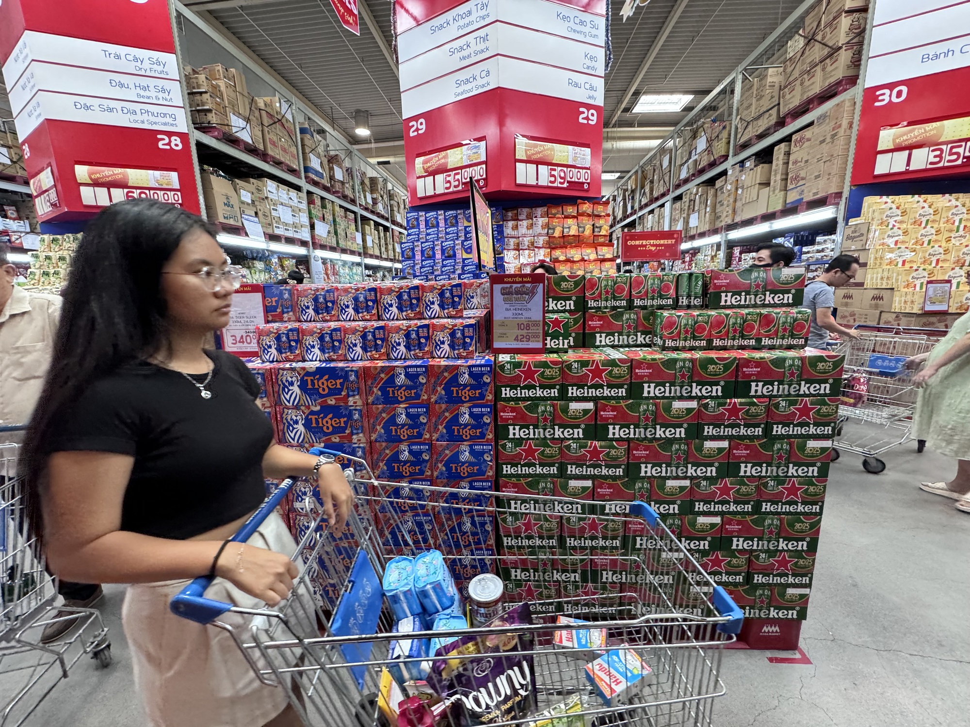 Bia Tết bất ngờ giảm giá sớm, nhiều nơi chất hàng thành “núi” - Ảnh 2