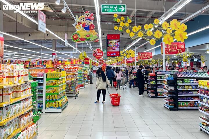 Nước mắm, dầu ăn, xà phòng hóa giỏ quà Tết độc lạ - Ảnh 1