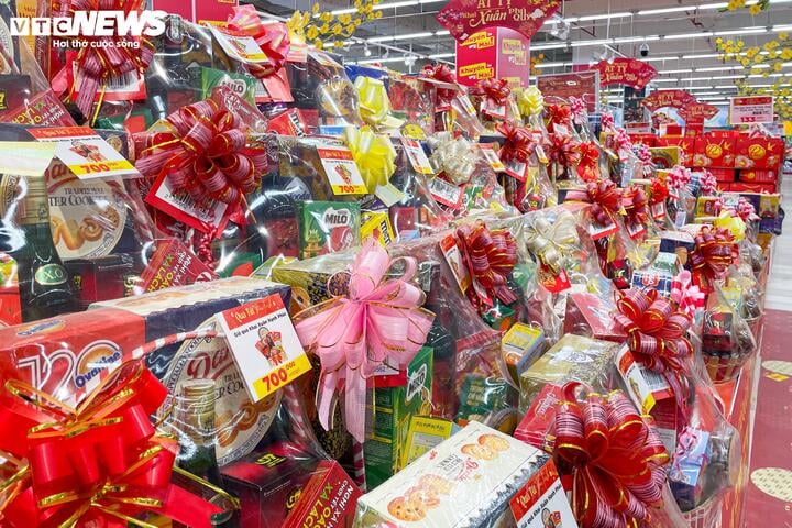 Nước mắm, dầu ăn, xà phòng hóa giỏ quà Tết độc lạ - Ảnh 4