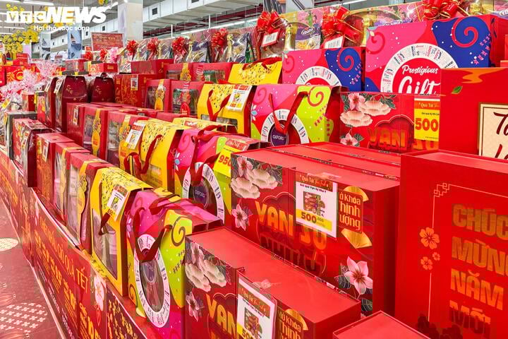 Nước mắm, dầu ăn, xà phòng hóa giỏ quà Tết độc lạ - Ảnh 3