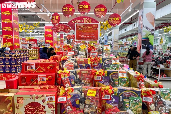 Nước mắm, dầu ăn, xà phòng hóa giỏ quà Tết độc lạ - Ảnh 2