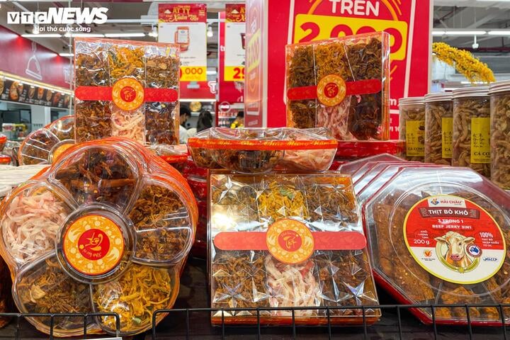 Nước mắm, dầu ăn, xà phòng hóa giỏ quà Tết độc lạ - Ảnh 16