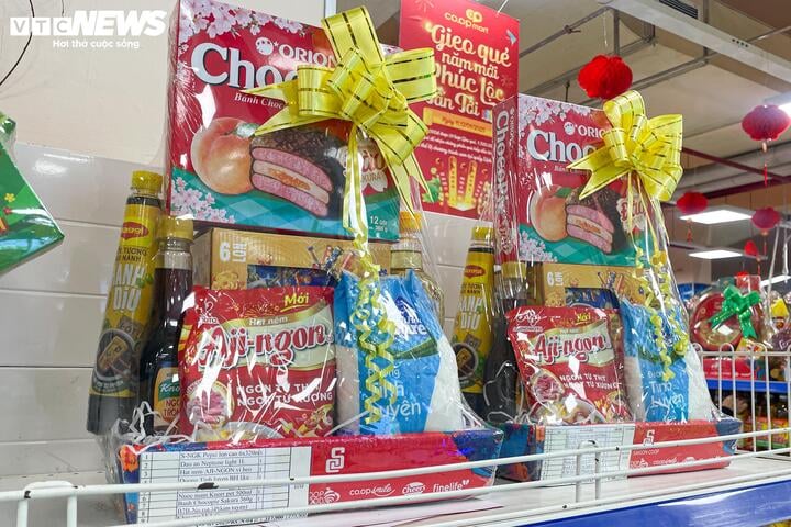 Nước mắm, dầu ăn, xà phòng hóa giỏ quà Tết độc lạ - Ảnh 7