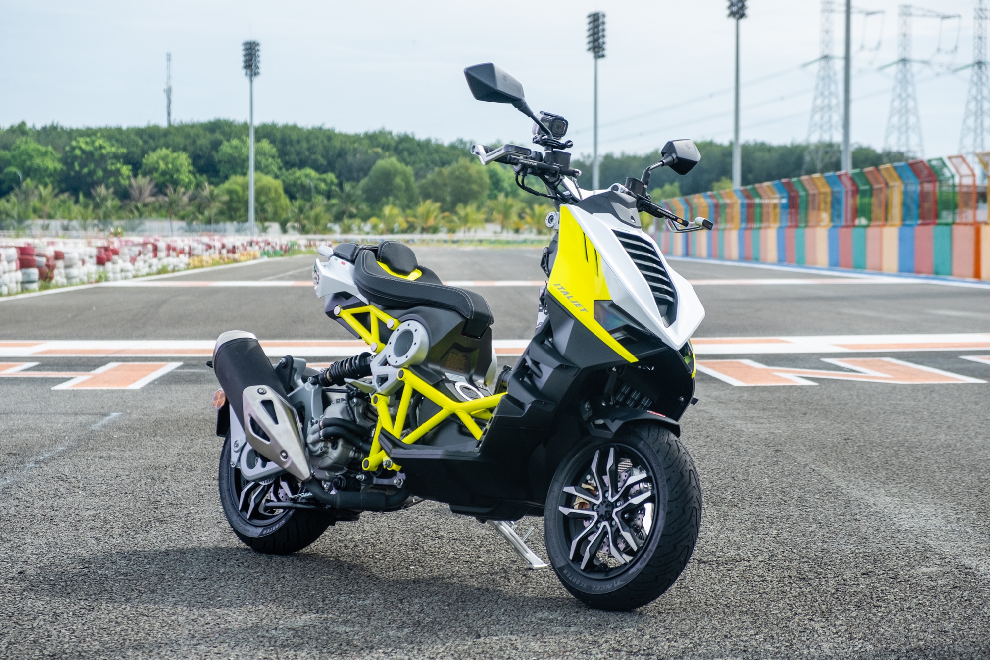 Italjet Dragster 300 ra mắt Việt Nam: Thiết kế lạ, giá dễ 200 triệu song cốp nhỏ, không có chìa khóa thông minh - Ảnh 2