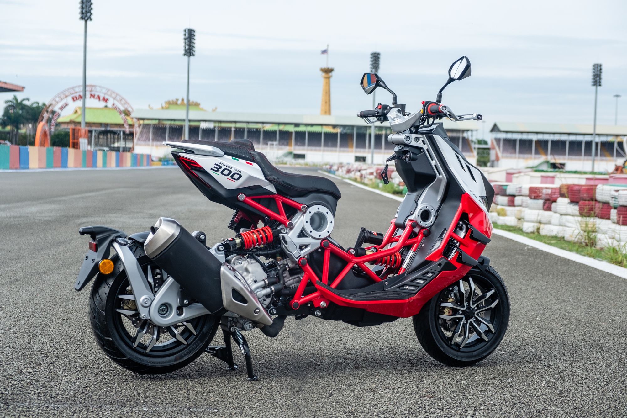 Italjet Dragster 300 ra mắt Việt Nam: Thiết kế lạ, giá dễ 200 triệu song cốp nhỏ, không có chìa khóa thông minh - Ảnh 14