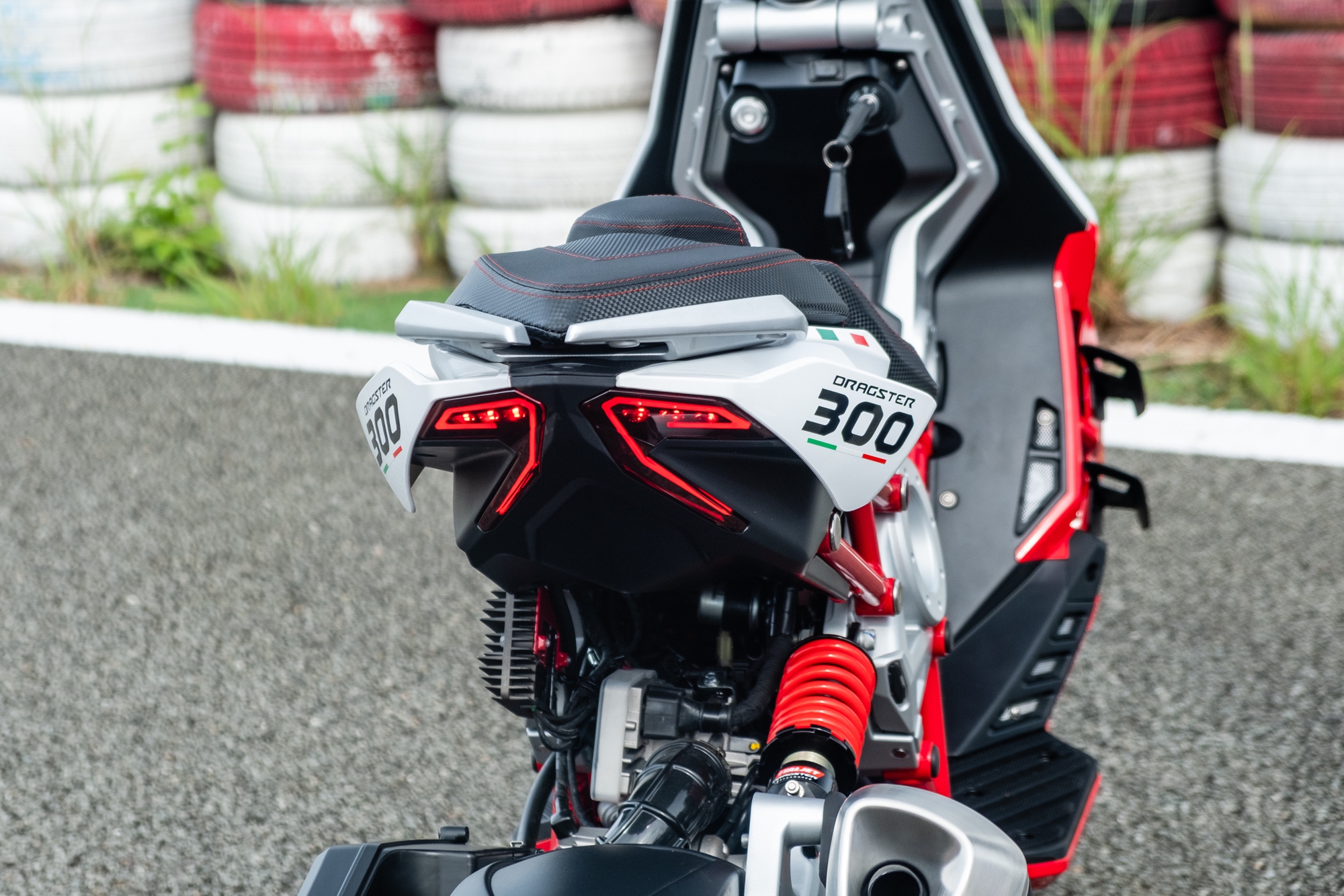 Italjet Dragster 300 ra mắt Việt Nam: Thiết kế lạ, giá dễ 200 triệu song cốp nhỏ, không có chìa khóa thông minh - Ảnh 7