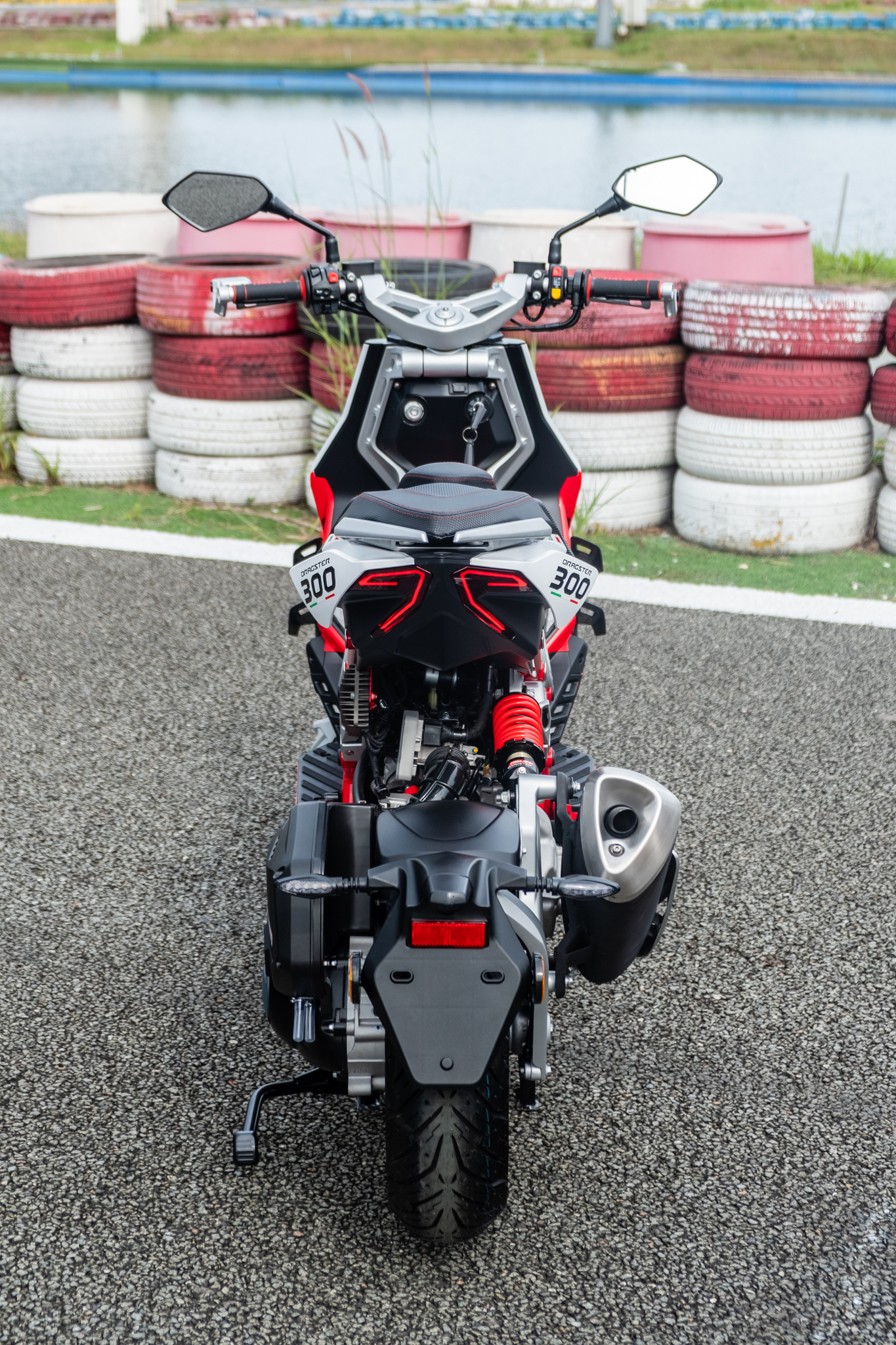 Italjet Dragster 300 ra mắt Việt Nam: Thiết kế lạ, giá dễ 200 triệu song cốp nhỏ, không có chìa khóa thông minh - Ảnh 8