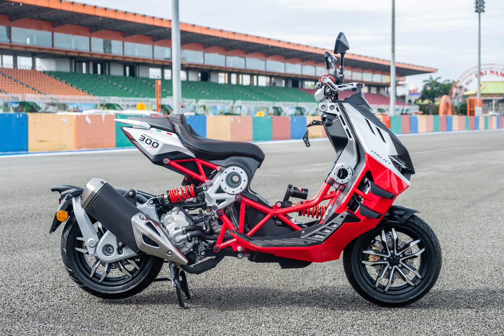 Italjet Dragster 300 ra mắt Việt Nam: Thiết kế lạ, giá dễ 200 triệu song cốp nhỏ, không có chìa khóa thông minh - Ảnh 18