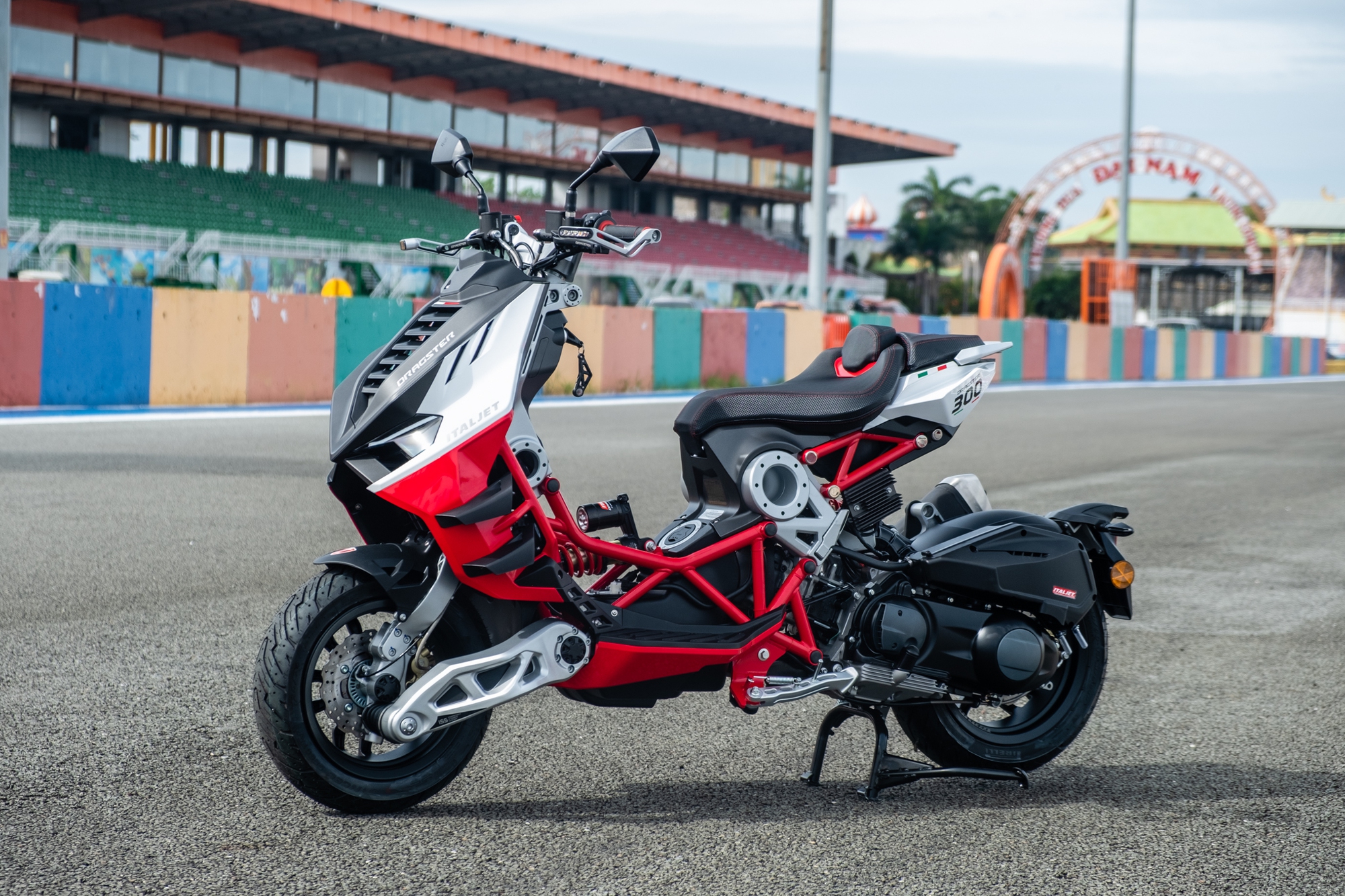 Italjet Dragster 300 ra mắt Việt Nam: Thiết kế lạ, giá dễ 200 triệu song cốp nhỏ, không có chìa khóa thông minh - Ảnh 1