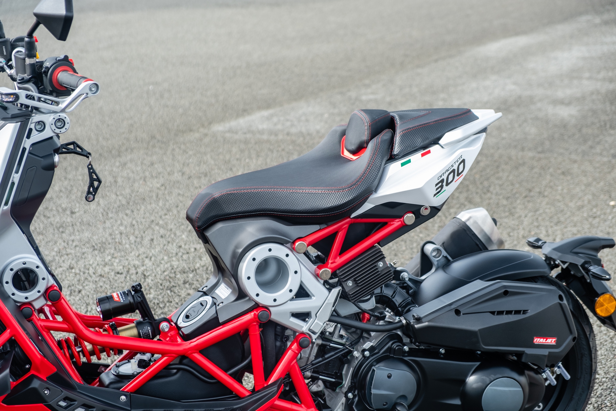 Italjet Dragster 300 ra mắt Việt Nam: Thiết kế lạ, giá dễ 200 triệu song cốp nhỏ, không có chìa khóa thông minh - Ảnh 5