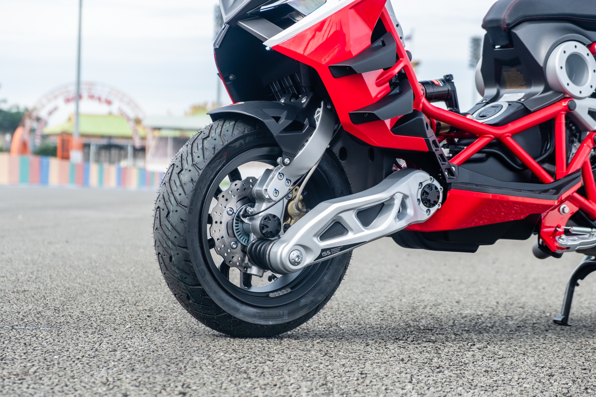 Italjet Dragster 300 ra mắt Việt Nam: Thiết kế lạ, giá dễ 200 triệu song cốp nhỏ, không có chìa khóa thông minh - Ảnh 4