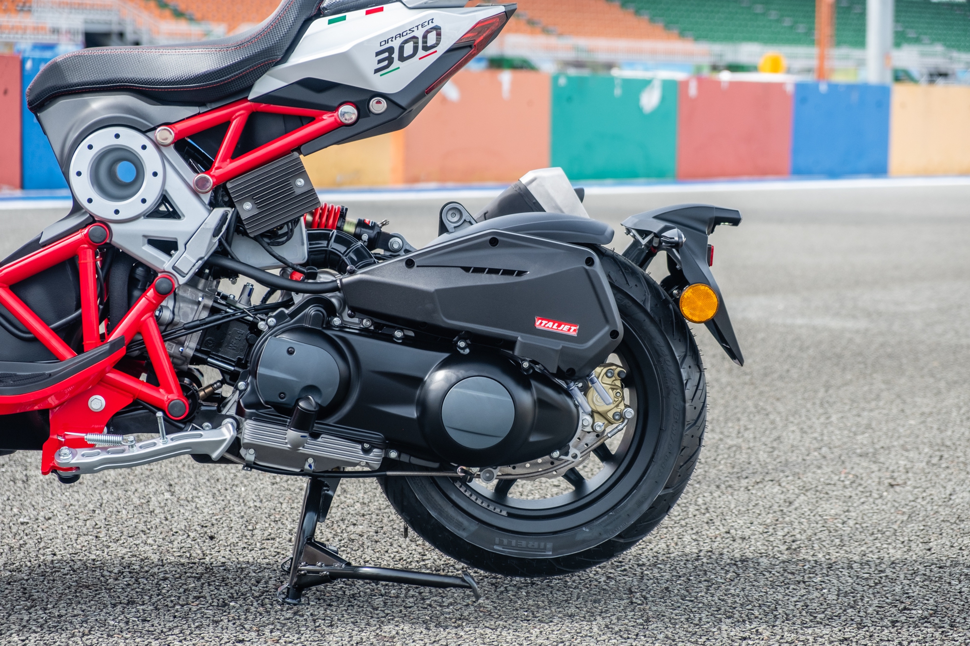Italjet Dragster 300 ra mắt Việt Nam: Thiết kế lạ, giá dễ 200 triệu song cốp nhỏ, không có chìa khóa thông minh - Ảnh 17