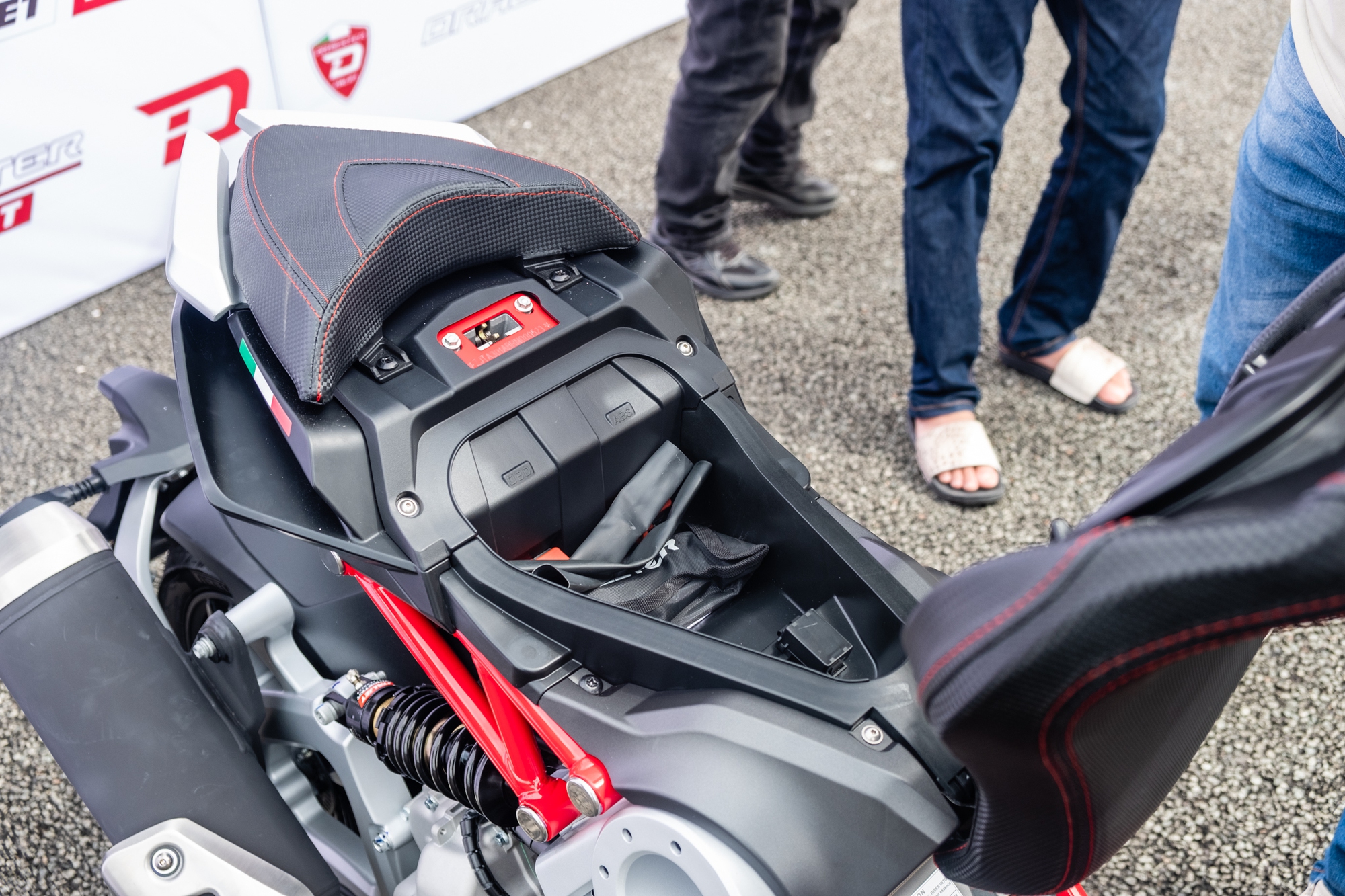 Italjet Dragster 300 ra mắt Việt Nam: Thiết kế lạ, giá dễ 200 triệu song cốp nhỏ, không có chìa khóa thông minh - Ảnh 16