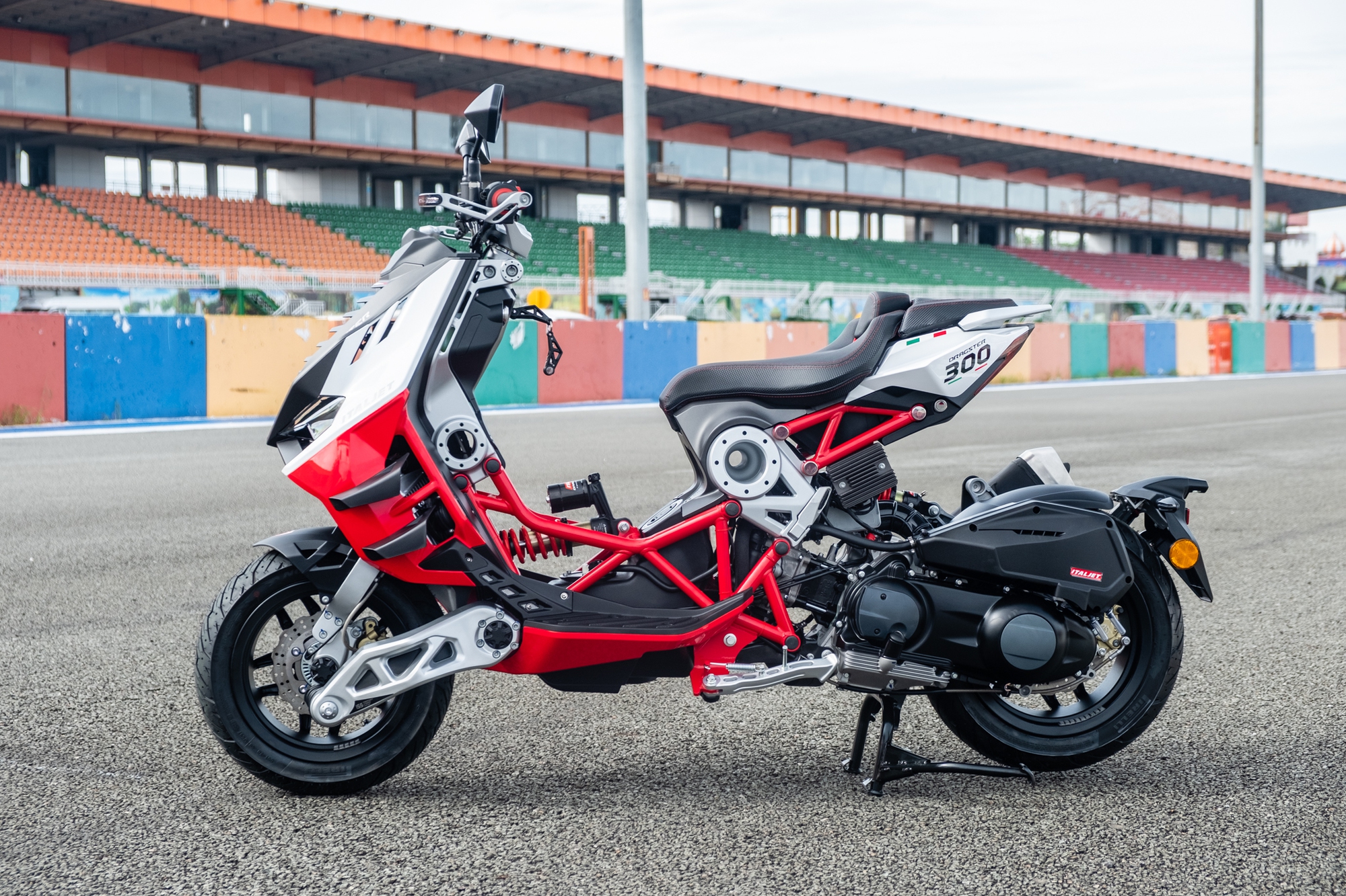 Italjet Dragster 300 ra mắt Việt Nam: Thiết kế lạ, giá dễ 200 triệu song cốp nhỏ, không có chìa khóa thông minh - Ảnh 3