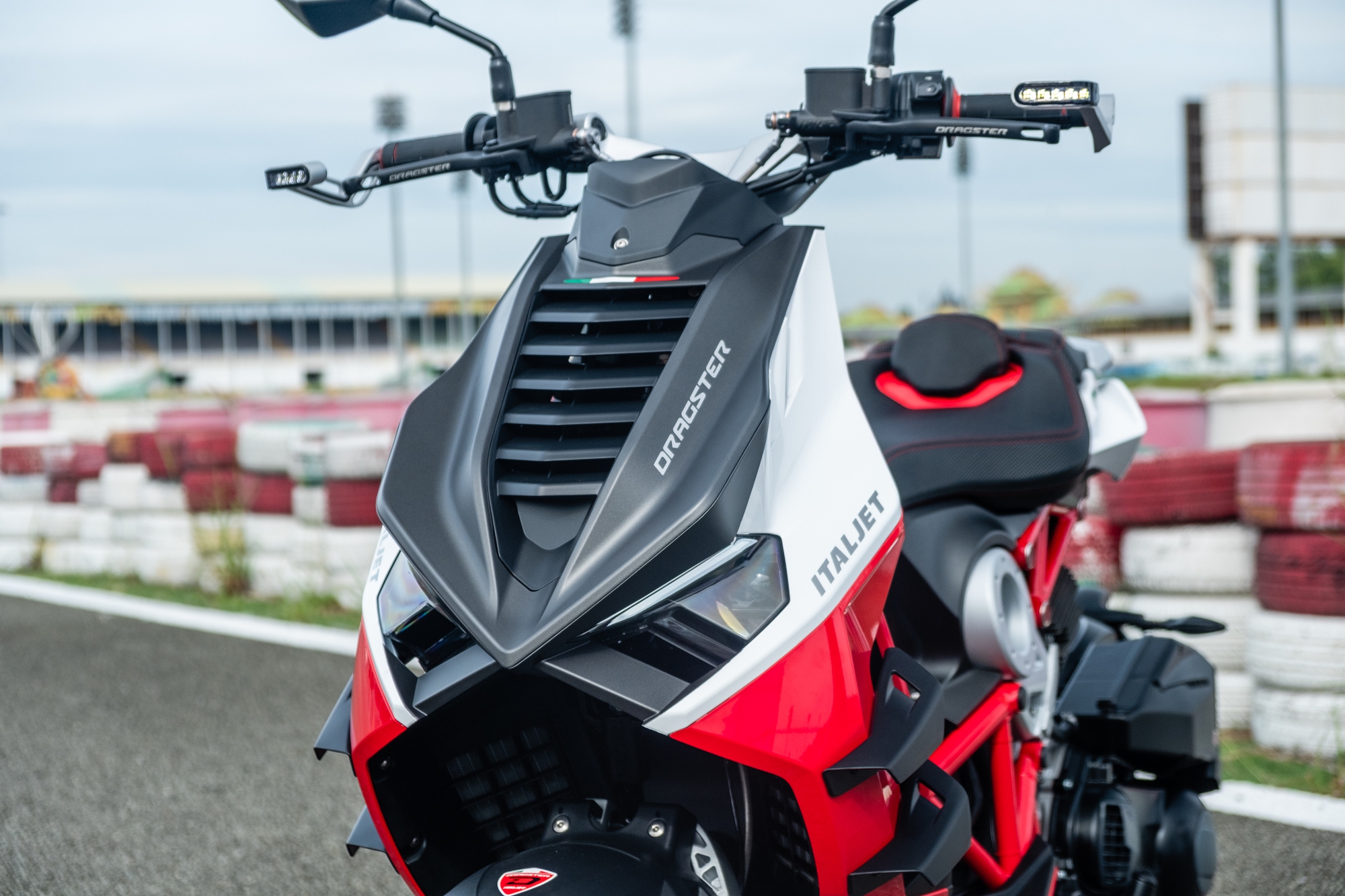 Italjet Dragster 300 ra mắt Việt Nam: Thiết kế lạ, giá dễ 200 triệu song cốp nhỏ, không có chìa khóa thông minh - Ảnh 6