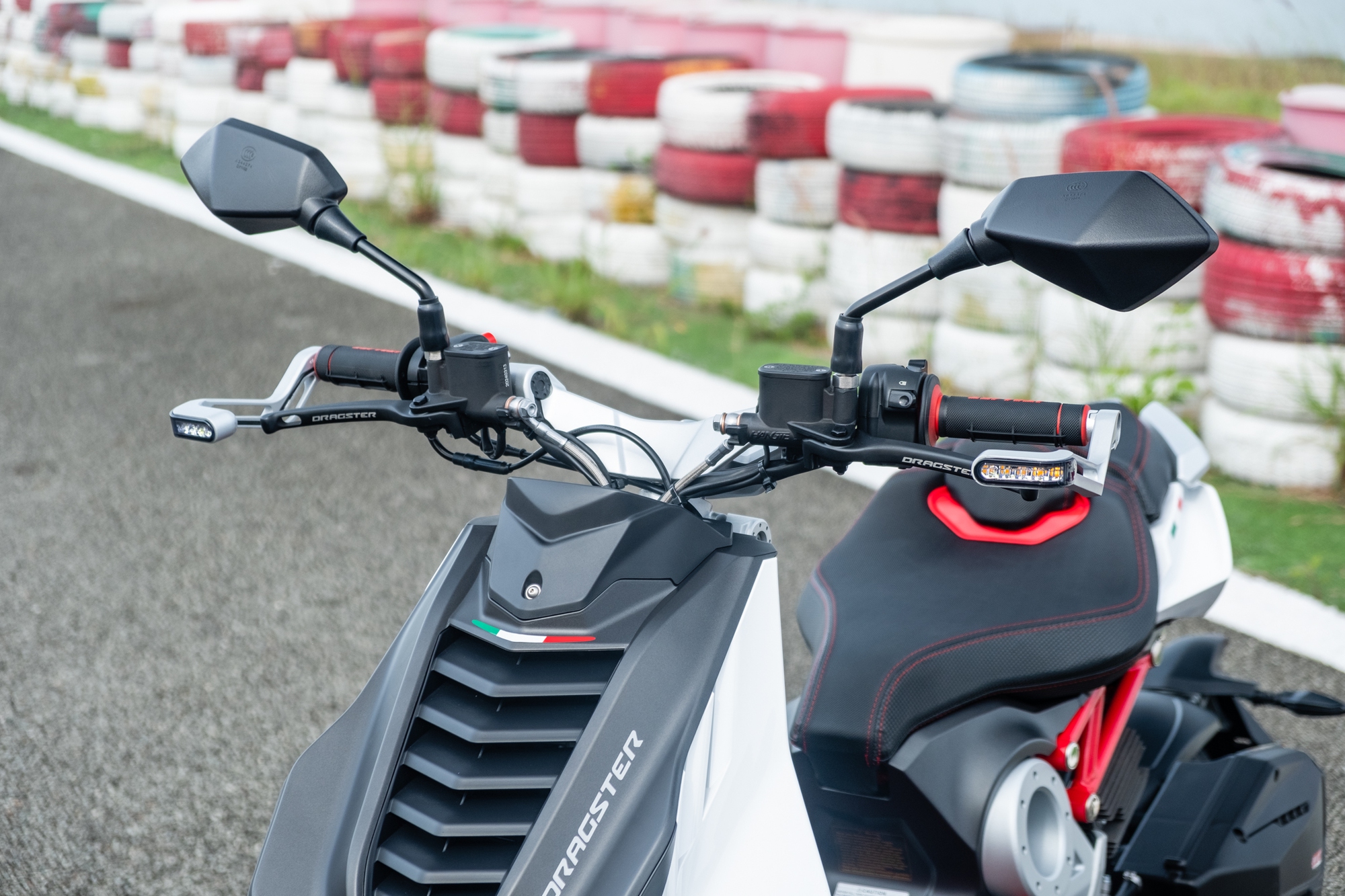 Italjet Dragster 300 ra mắt Việt Nam: Thiết kế lạ, giá dễ 200 triệu song cốp nhỏ, không có chìa khóa thông minh - Ảnh 10