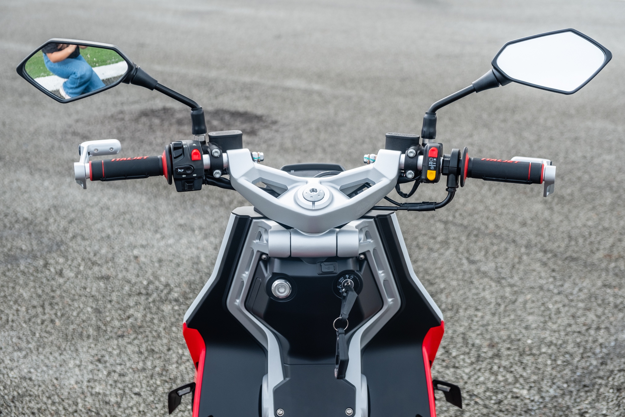 Italjet Dragster 300 ra mắt Việt Nam: Thiết kế lạ, giá dễ 200 triệu song cốp nhỏ, không có chìa khóa thông minh - Ảnh 11