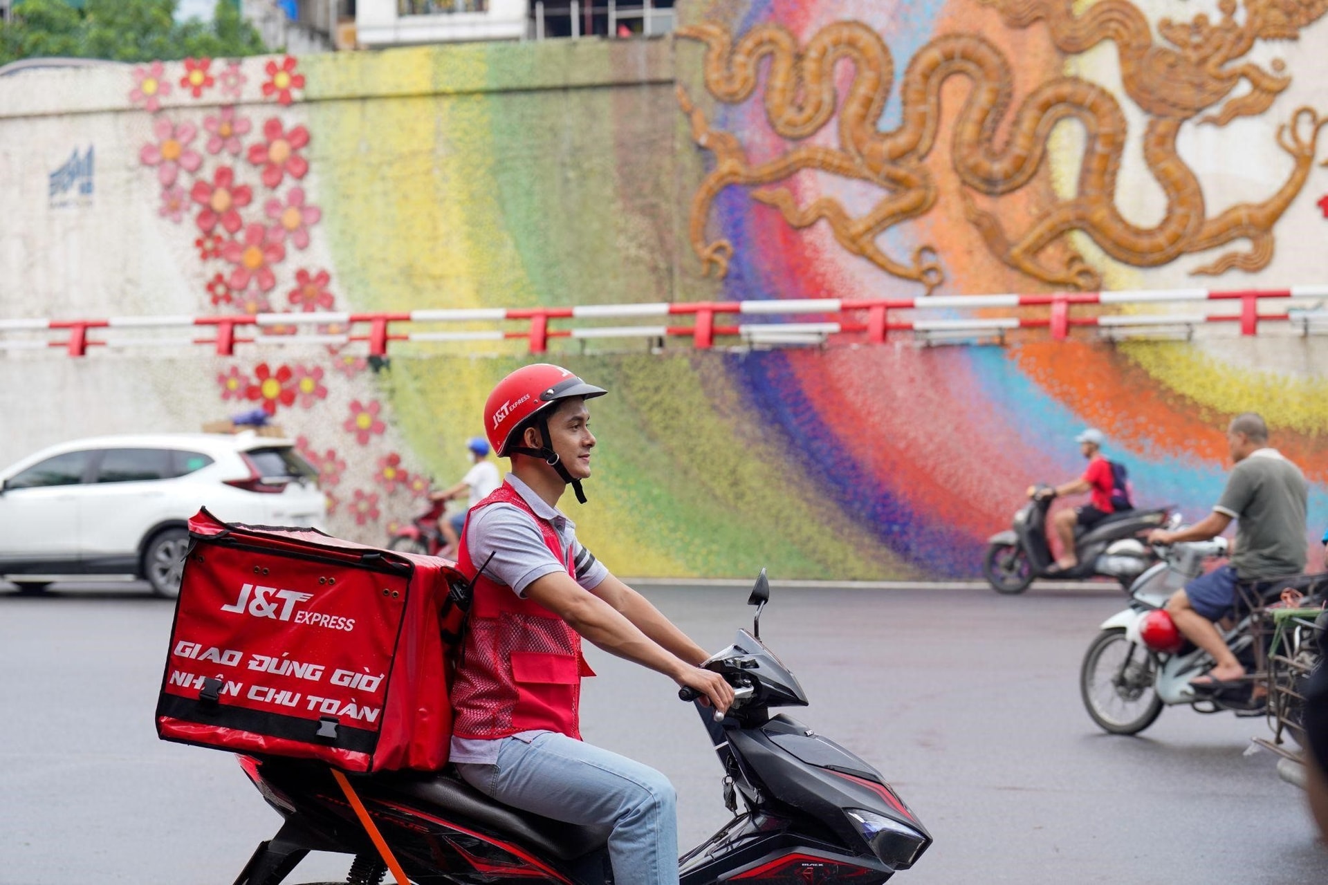 Shipper chạy đua trong mùa cao điểm - Doanh nghiệp chuyển phát sẵn sàng phục vụ Tết - Ảnh 2