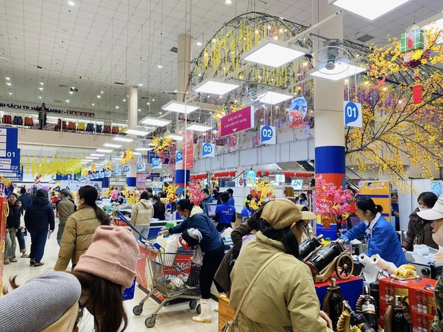 Bất ngờ với thị trường Tết sớm ở TPHCM - Ảnh 3