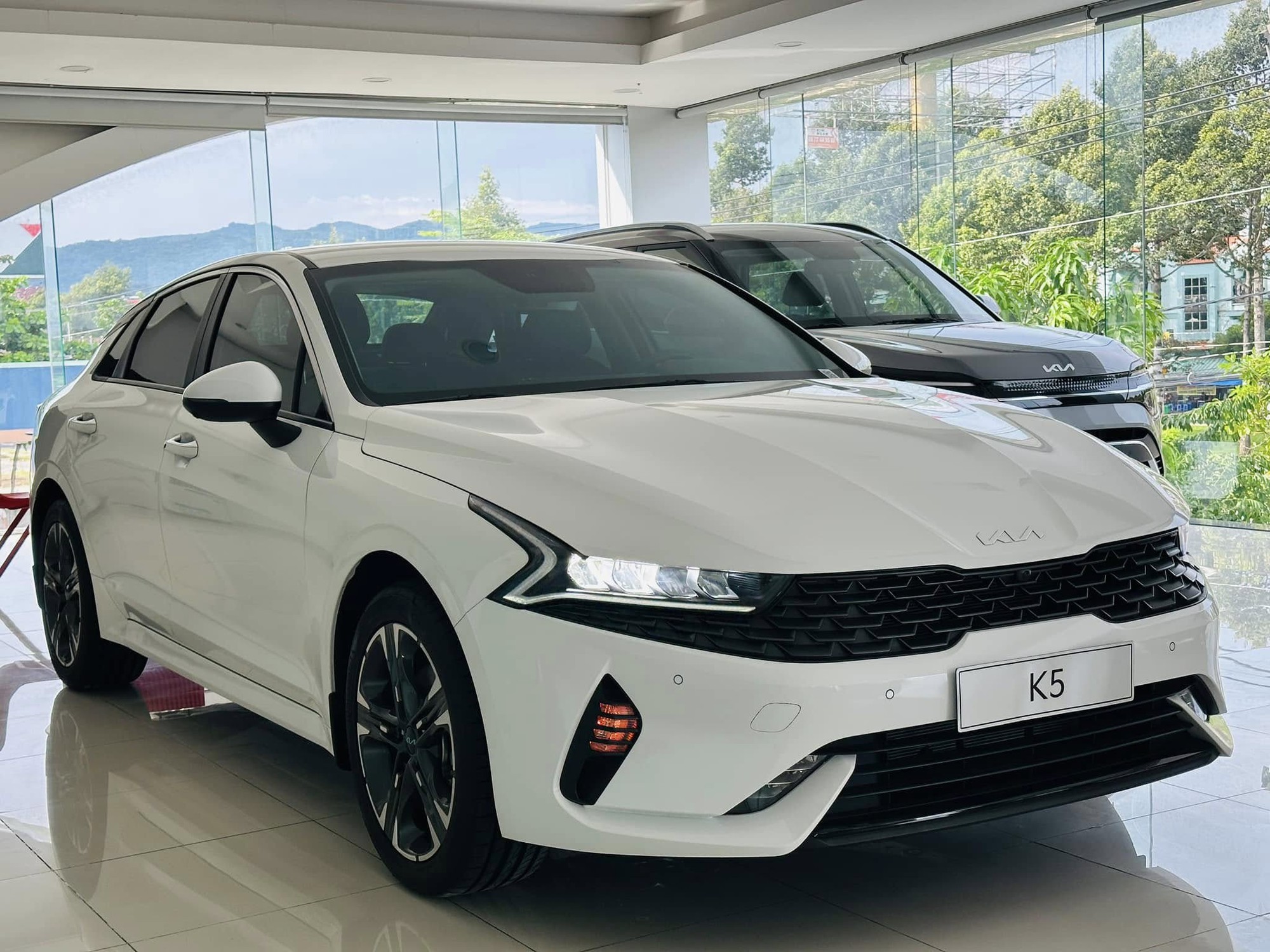 Kia K5 thanh lý còn từ 784 triệu tại đại lý, xe hạng D rẻ hơn cả Honda Civic hạng C bản tiêu chuẩn - Ảnh 1