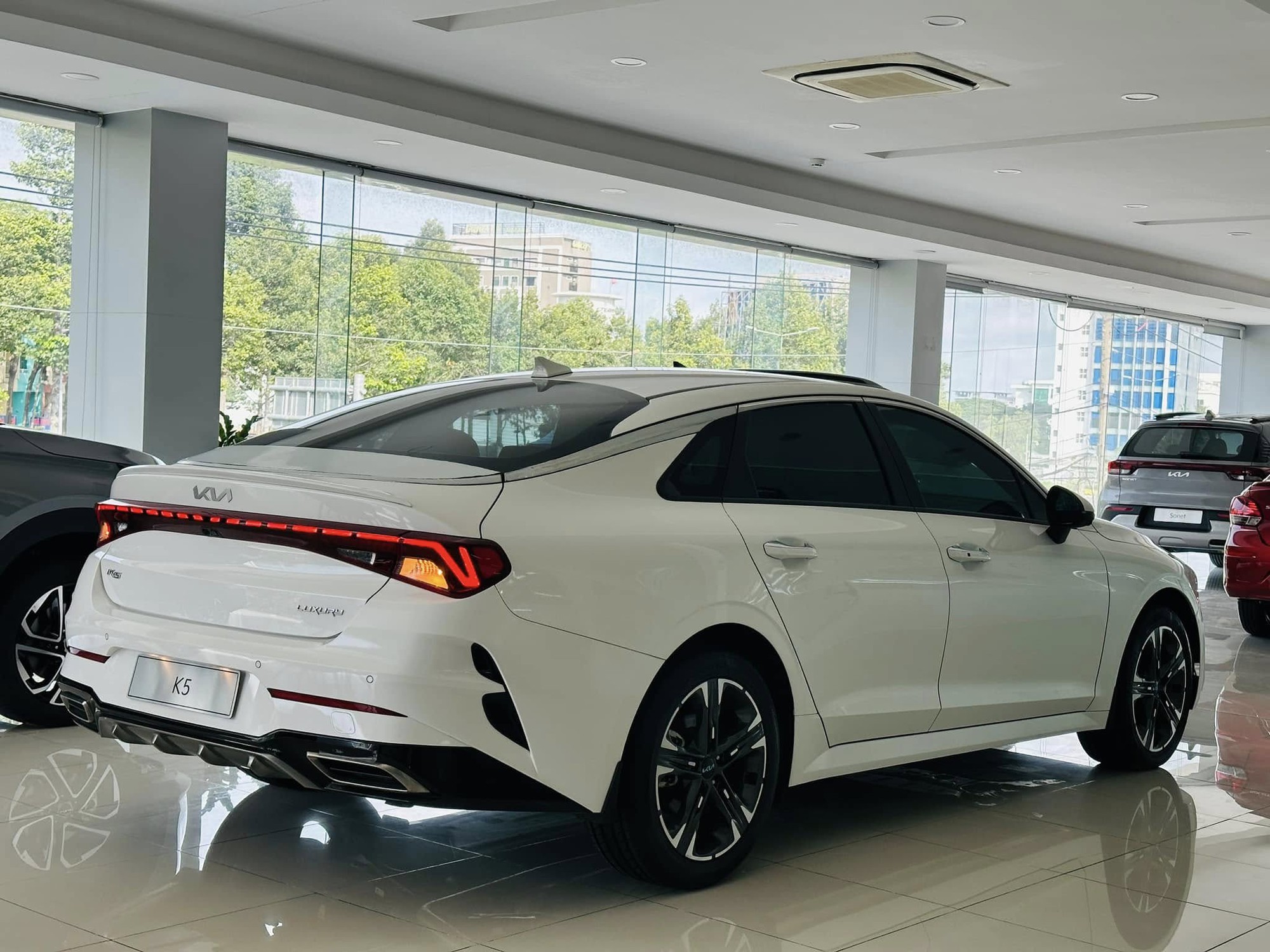 Kia K5 thanh lý còn từ 784 triệu tại đại lý, xe hạng D rẻ hơn cả Honda Civic hạng C bản tiêu chuẩn - Ảnh 3