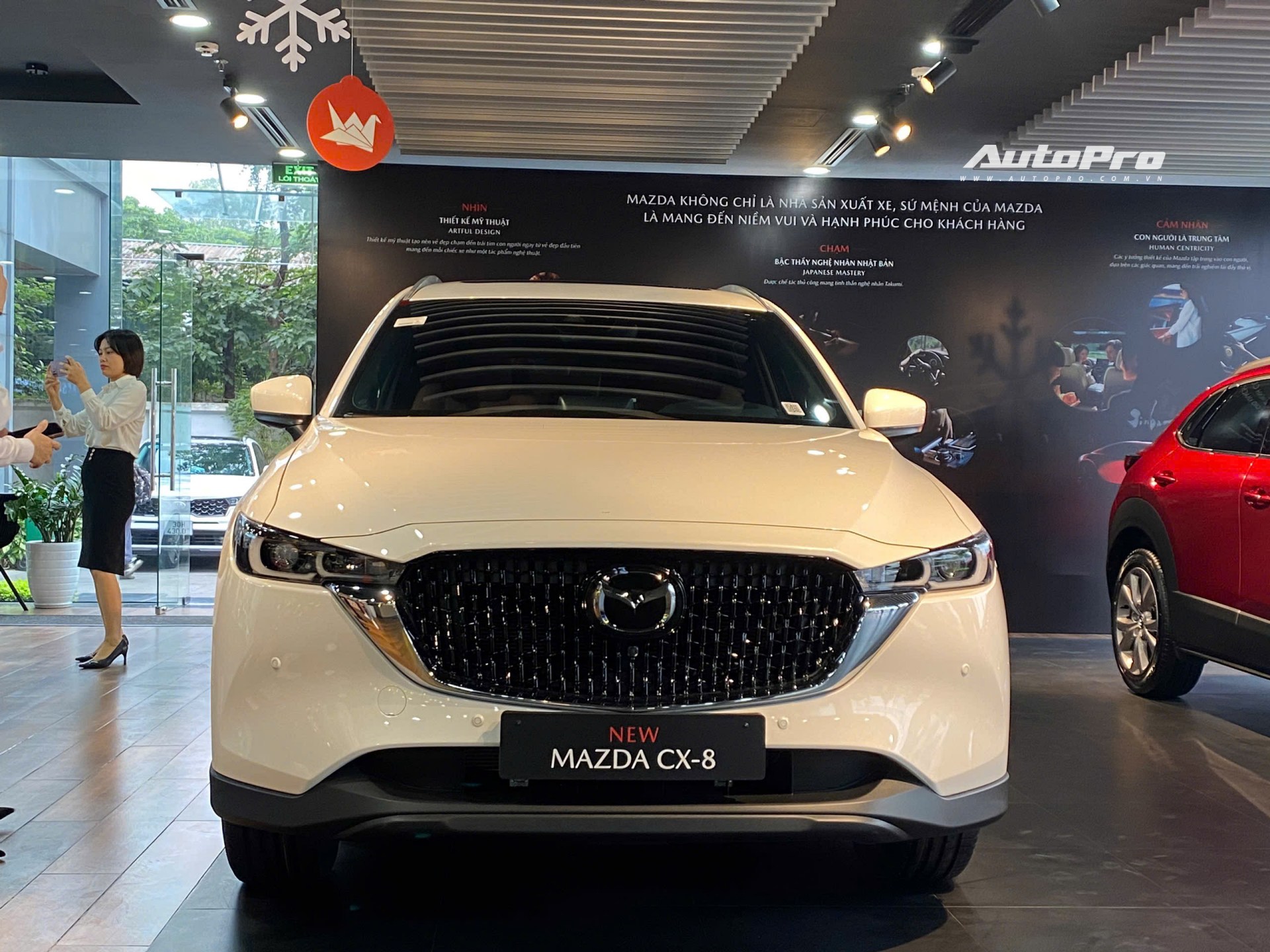 Ảnh thực tế Mazda CX-8 2024 giá cao nhất 1,149 tỷ tại đại lý: Thiết kế thay đổi, thêm tính năng công nghệ cạnh tranh Santa Fe - Ảnh 1