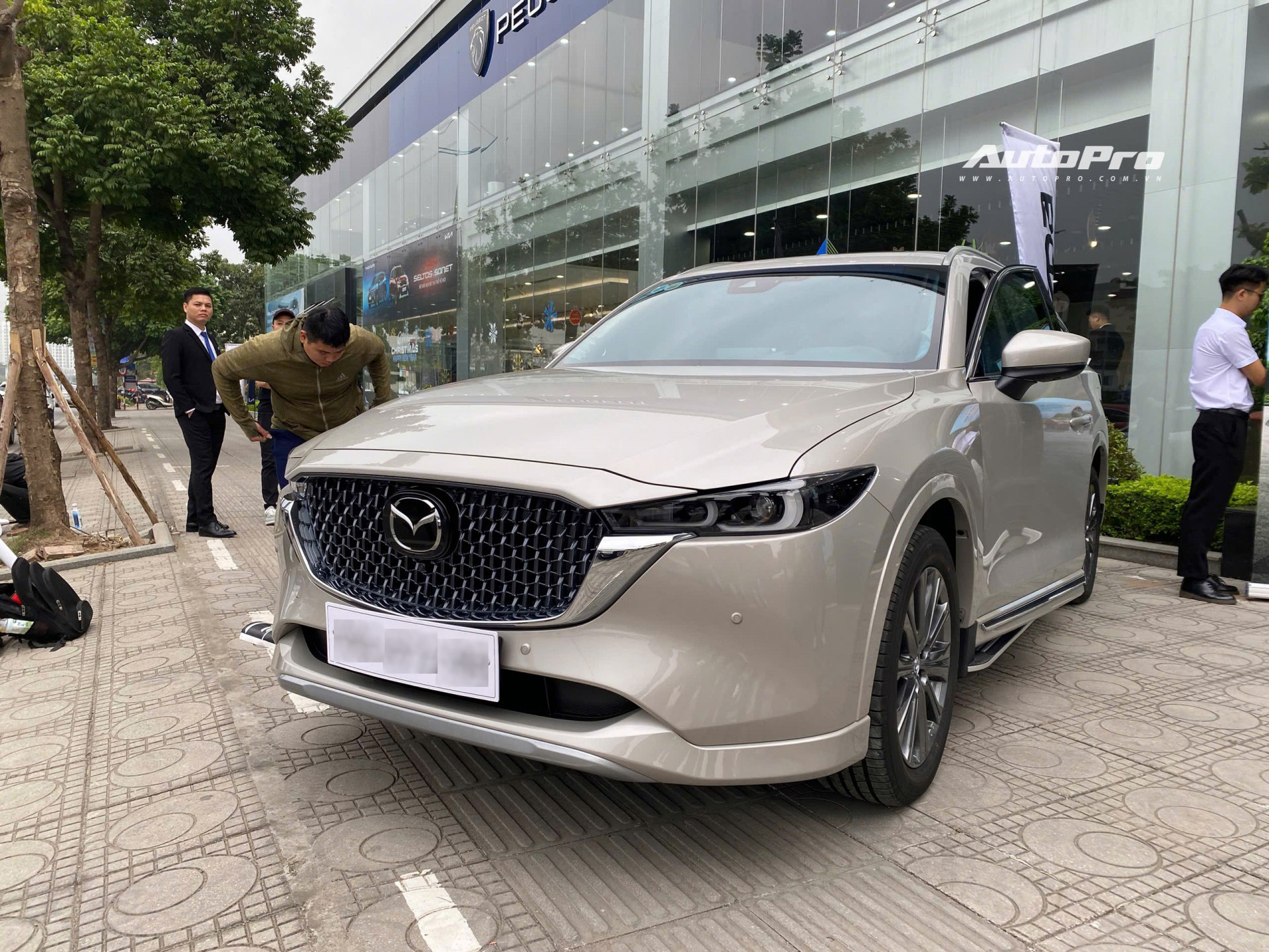 Ảnh thực tế Mazda CX-8 2024 giá cao nhất 1,149 tỷ tại đại lý: Thiết kế thay đổi, thêm tính năng công nghệ cạnh tranh Santa Fe - Ảnh 6