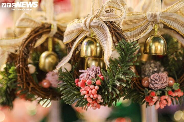 Sắp đến Noel, 'thủ phủ' bán đồ trang trí ở Hà Nội vẫn ế ẩm - Ảnh 13