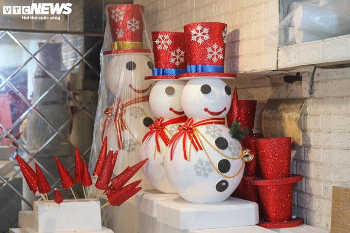 Nghề 'nặn' người tuyết ở Hà Nội kiếm bộn tiền trong mùa Giáng sinh - Ảnh 13