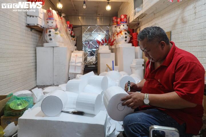 Nghề 'nặn' người tuyết ở Hà Nội kiếm bộn tiền trong mùa Giáng sinh - Ảnh 3