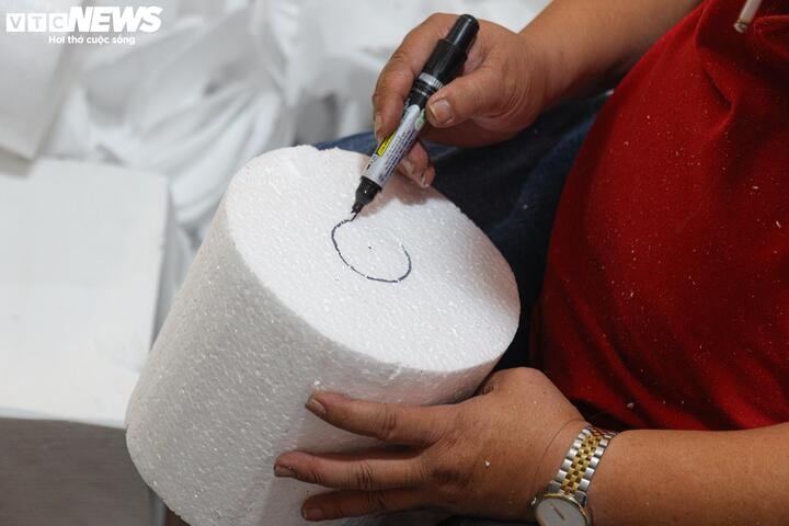 Nghề 'nặn' người tuyết ở Hà Nội kiếm bộn tiền trong mùa Giáng sinh - Ảnh 5