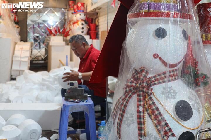 Nghề 'nặn' người tuyết ở Hà Nội kiếm bộn tiền trong mùa Giáng sinh - Ảnh 9